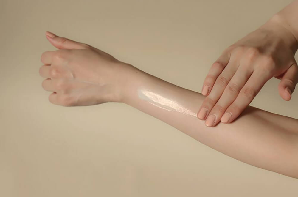 процес нанесення крему CATHY Manuan Hand Treatment Medicated на руку. Фото з офіційного сайту виробника: https://cathy.co.jp/products_series/manuan/